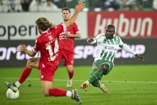 Numa Lavanchy (FC Sion) intervient devant Chadrac Akolo (St-Gall), lors du match nul 1-1 entre les deux équipes